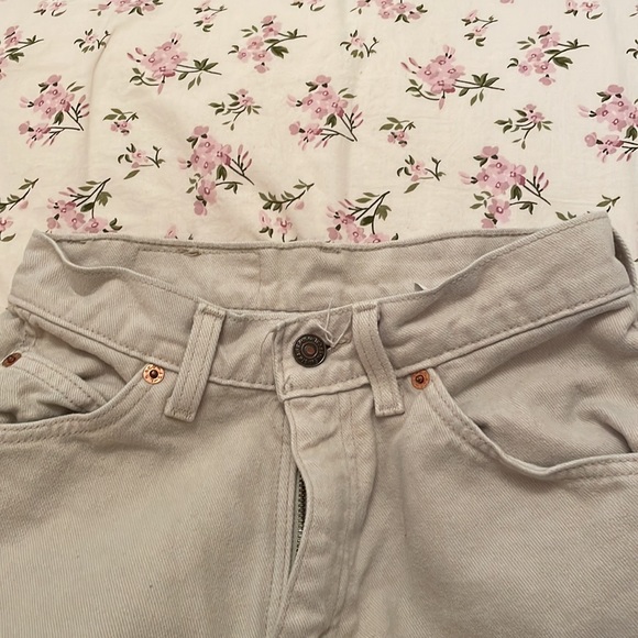 White/tan Levi straight jeans. Size 25 - Picture 5 of 5